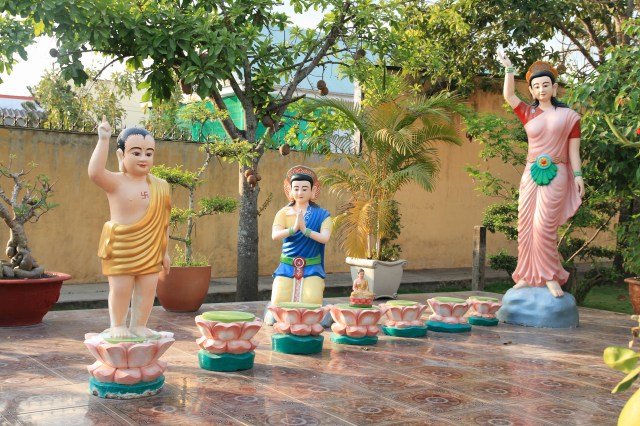 Chùm ảnh: Chùa Giác Ngộ tổ chức hành hương 10 chùa đầu xuân Quý Tỵ