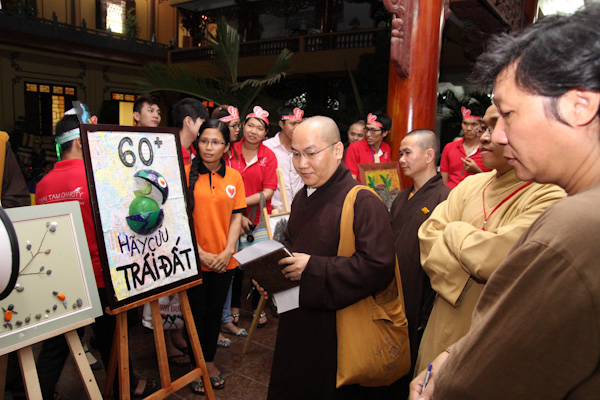 TP.HCM: Hàng ngàn người cùng tham dự chương trình “Giờ trái đất”