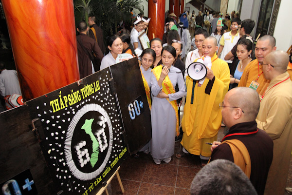TP.HCM: Hàng ngàn người cùng tham dự chương trình “Giờ trái đất”