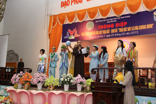 TP.HCM: Hàng ngàn người cùng tham dự chương trình “Giờ trái đất”