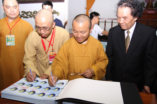 TP.HCM: Hàng ngàn người cùng tham dự chương trình “Giờ trái đất”