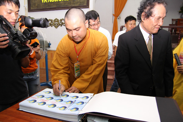 TP.HCM: Hàng ngàn người cùng tham dự chương trình “Giờ trái đất”