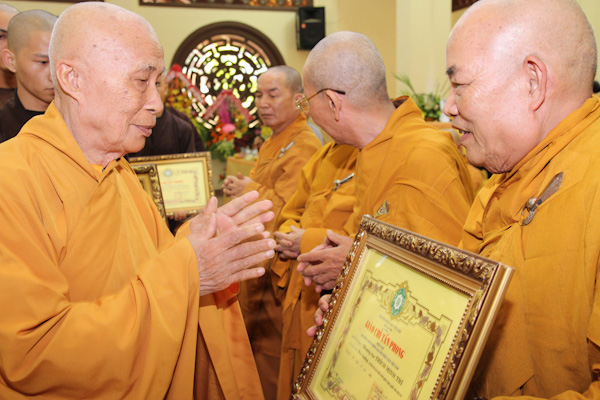 TP.HCM: Phật giáo Q. Tân Bình tổng kết Phật sự &amp; trao giáo chỉ tấn phong
