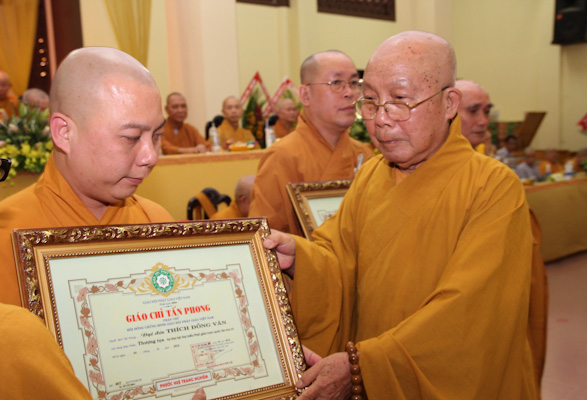 TP.HCM: Phật giáo Q. Tân Bình tổng kết Phật sự &amp; trao giáo chỉ tấn phong