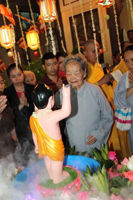 TP. HCM: “Lễ Tắm Phật” tại chùa Long Vĩnh