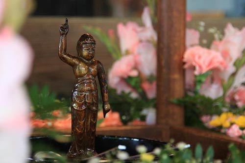 Độc đáo nghi lễ tắm Phật trà xanh Nhật Bản