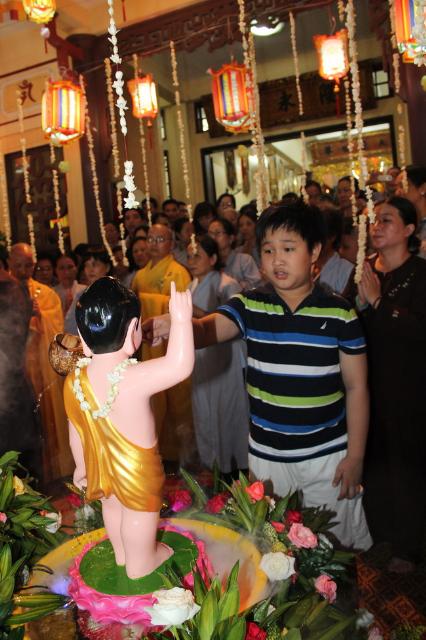 TP. HCM: “Lễ Tắm Phật” tại chùa Long Vĩnh