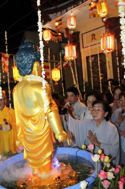 TP. HCM: “Lễ Tắm Phật” tại chùa Long Vĩnh