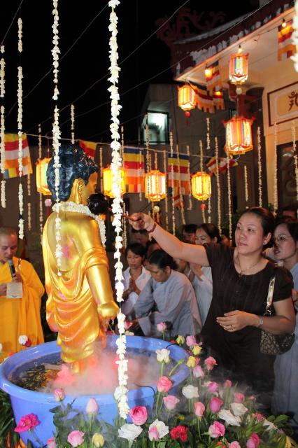 TP. HCM: “Lễ Tắm Phật” tại chùa Long Vĩnh