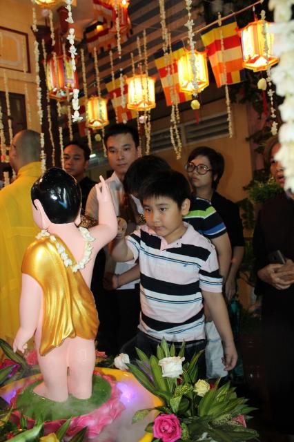 TP. HCM: “Lễ Tắm Phật” tại chùa Long Vĩnh