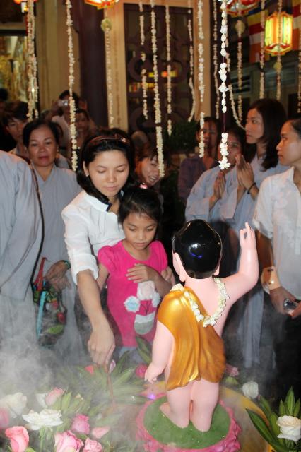 TP. HCM: “Lễ Tắm Phật” tại chùa Long Vĩnh