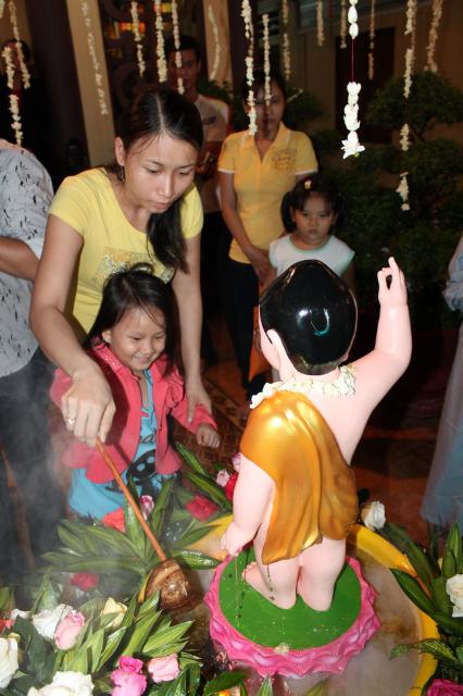 TP. HCM: “Lễ Tắm Phật” tại chùa Long Vĩnh