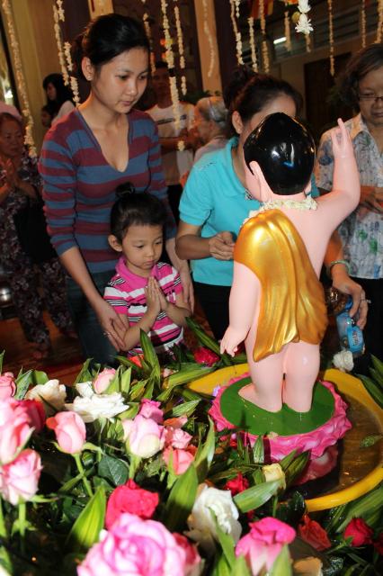 TP. HCM: “Lễ Tắm Phật” tại chùa Long Vĩnh