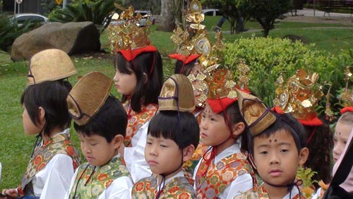 Độc đáo nghi lễ tắm Phật trà xanh Nhật Bản