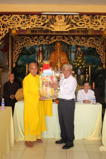 Đồng Tháp: Chư Tôn Đức Ban Trị Sự GHPGVN Tỉnh Đồng Tháp và Ban Ngành Chính Quyền Tham Quan Lễ Đài Chính Tổ Chức Đại Lễ Phật Đản