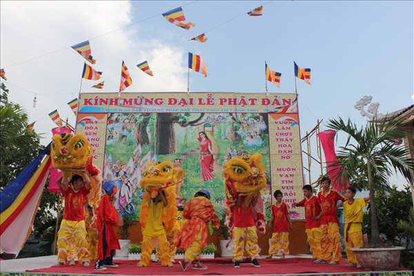 Chư Tăng Chùa Khánh Ninh viếng thăm và chúc phúc Phật tử thiết lễ đài Phật Đản tại Tư gia