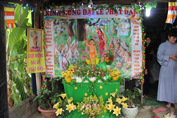 Chư Tăng Chùa Khánh Ninh viếng thăm và chúc phúc Phật tử thiết lễ đài Phật Đản tại Tư gia