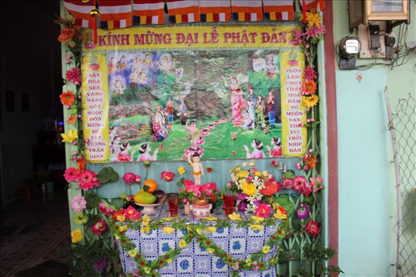 Chư Tăng Chùa Khánh Ninh viếng thăm và chúc phúc Phật tử thiết lễ đài Phật Đản tại Tư gia