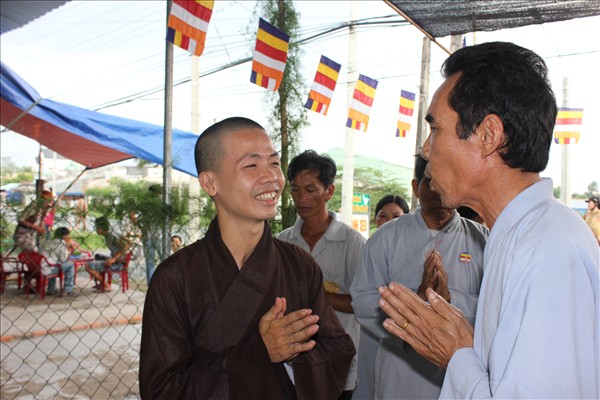 Chư Tăng Chùa Khánh Ninh viếng thăm và chúc phúc Phật tử thiết lễ đài Phật Đản tại Tư gia