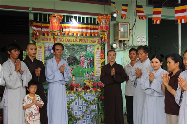 Chư Tăng Chùa Khánh Ninh viếng thăm và chúc phúc Phật tử thiết lễ đài Phật Đản tại Tư gia