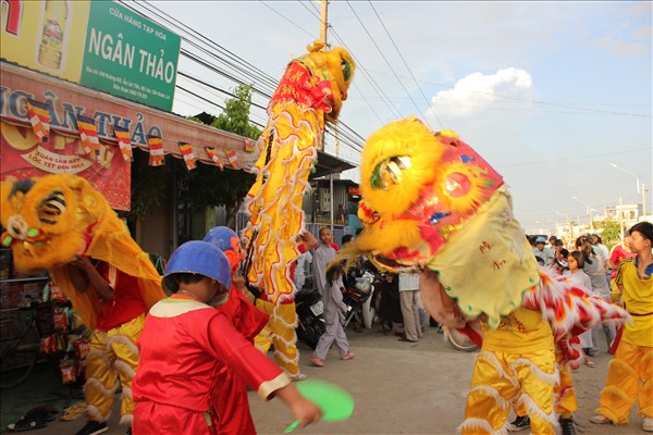 Chư Tăng Chùa Khánh Ninh viếng thăm và chúc phúc Phật tử thiết lễ đài Phật Đản tại Tư gia