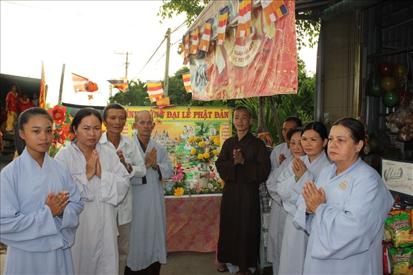 Chư Tăng Chùa Khánh Ninh viếng thăm và chúc phúc Phật tử thiết lễ đài Phật Đản tại Tư gia