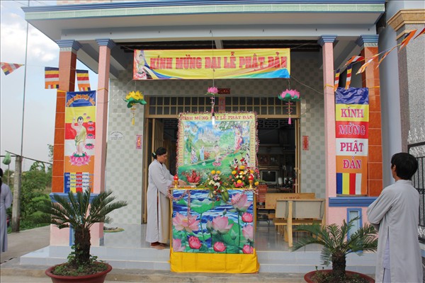 Chư Tăng Chùa Khánh Ninh viếng thăm và chúc phúc Phật tử thiết lễ đài Phật Đản tại Tư gia