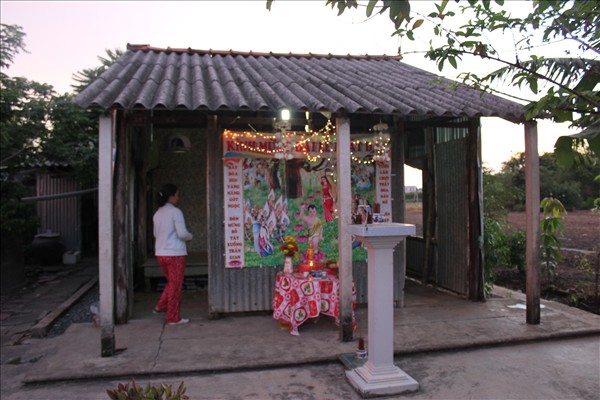 Chư Tăng Chùa Khánh Ninh viếng thăm và chúc phúc Phật tử thiết lễ đài Phật Đản tại Tư gia