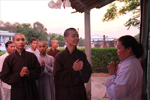 Chư Tăng Chùa Khánh Ninh viếng thăm và chúc phúc Phật tử thiết lễ đài Phật Đản tại Tư gia