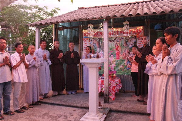 Chư Tăng Chùa Khánh Ninh viếng thăm và chúc phúc Phật tử thiết lễ đài Phật Đản tại Tư gia