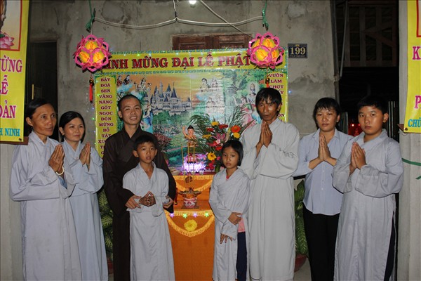 Chư Tăng Chùa Khánh Ninh viếng thăm và chúc phúc Phật tử thiết lễ đài Phật Đản tại Tư gia