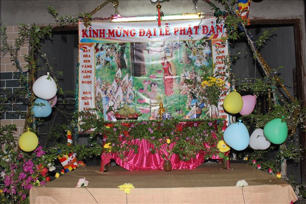 Chư Tăng Chùa Khánh Ninh viếng thăm và chúc phúc Phật tử thiết lễ đài Phật Đản tại Tư gia