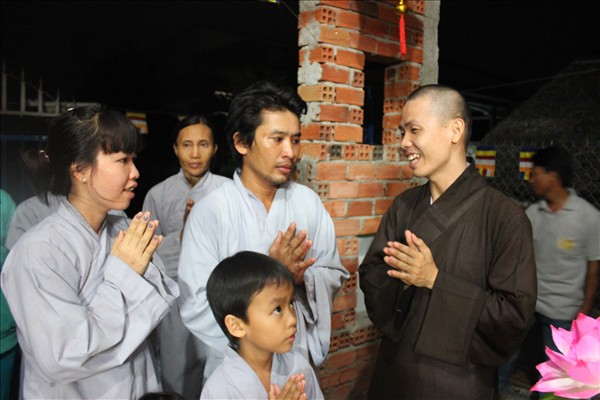 Chư Tăng Chùa Khánh Ninh viếng thăm và chúc phúc Phật tử thiết lễ đài Phật Đản tại Tư gia