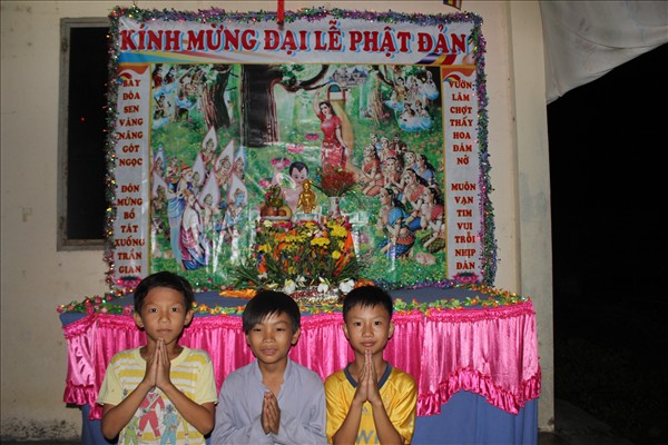 Chư Tăng Chùa Khánh Ninh viếng thăm và chúc phúc Phật tử thiết lễ đài Phật Đản tại Tư gia