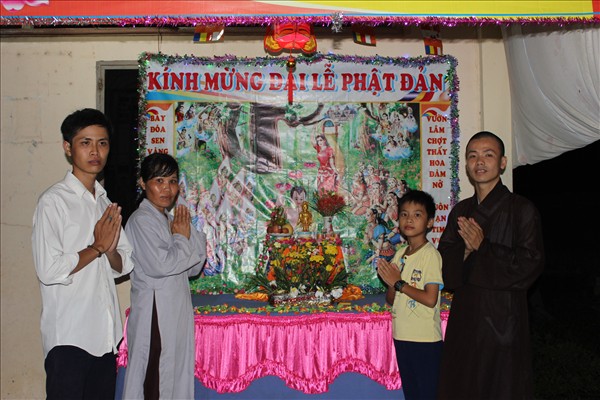 Chư Tăng Chùa Khánh Ninh viếng thăm và chúc phúc Phật tử thiết lễ đài Phật Đản tại Tư gia