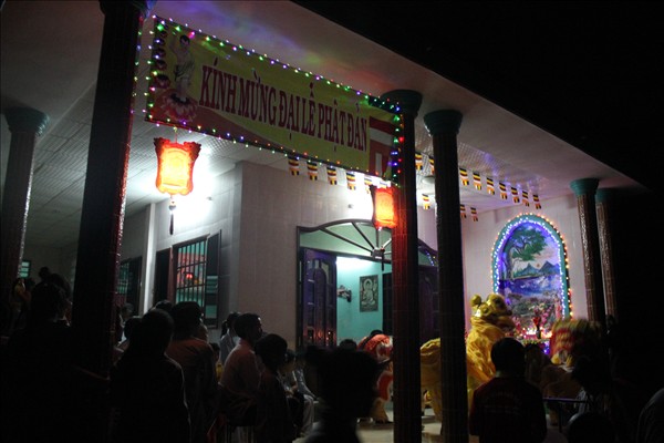 Chư Tăng Chùa Khánh Ninh viếng thăm và chúc phúc Phật tử thiết lễ đài Phật Đản tại Tư gia
