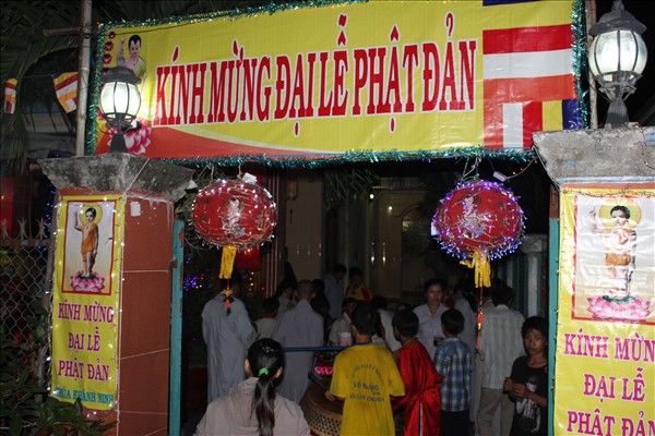 Chư Tăng Chùa Khánh Ninh viếng thăm và chúc phúc Phật tử thiết lễ đài Phật Đản tại Tư gia