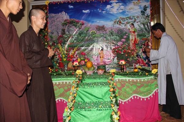 Chư Tăng Chùa Khánh Ninh viếng thăm và chúc phúc Phật tử thiết lễ đài Phật Đản tại Tư gia