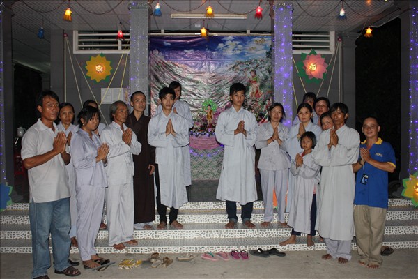 Chư Tăng Chùa Khánh Ninh viếng thăm và chúc phúc Phật tử thiết lễ đài Phật Đản tại Tư gia