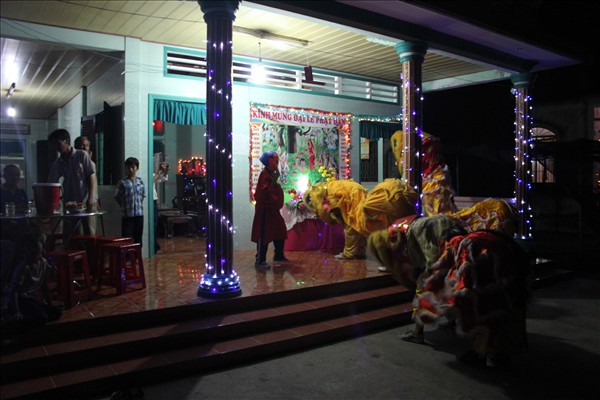 Chư Tăng Chùa Khánh Ninh viếng thăm và chúc phúc Phật tử thiết lễ đài Phật Đản tại Tư gia
