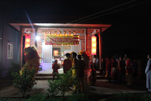 Chư Tăng Chùa Khánh Ninh viếng thăm và chúc phúc Phật tử thiết lễ đài Phật Đản tại Tư gia