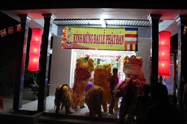 Chư Tăng Chùa Khánh Ninh viếng thăm và chúc phúc Phật tử thiết lễ đài Phật Đản tại Tư gia