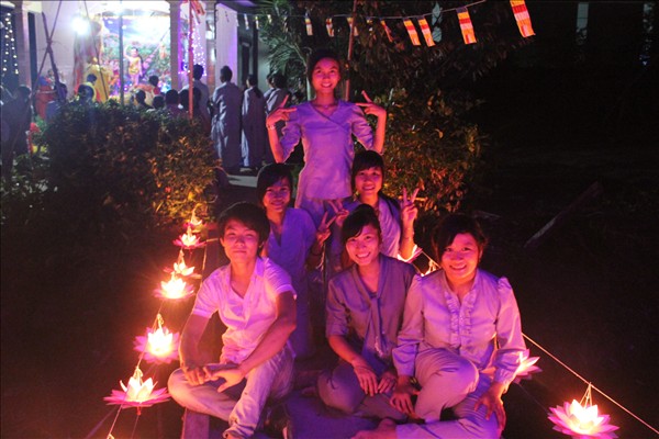 Chư Tăng Chùa Khánh Ninh viếng thăm và chúc phúc Phật tử thiết lễ đài Phật Đản tại Tư gia