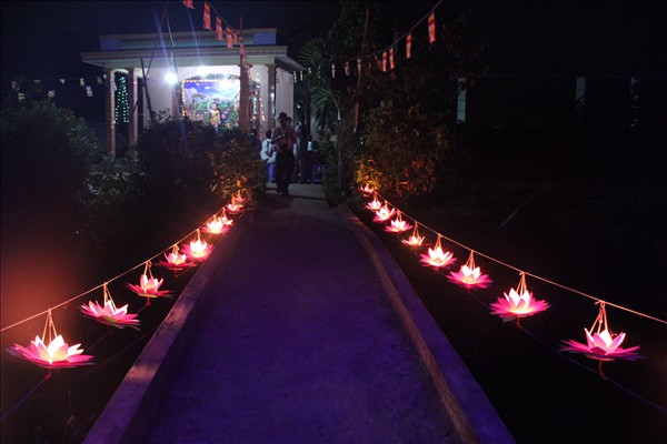 Chư Tăng Chùa Khánh Ninh viếng thăm và chúc phúc Phật tử thiết lễ đài Phật Đản tại Tư gia