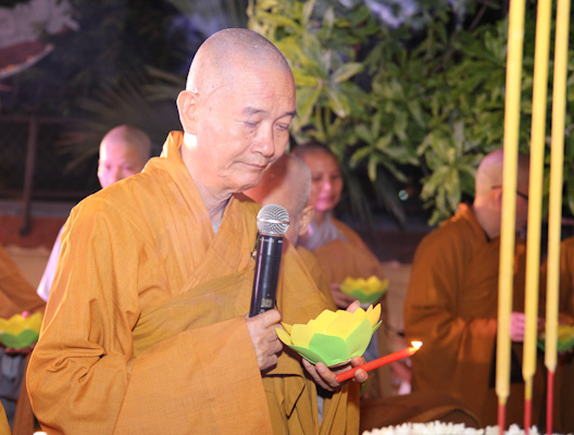 TP.HCM: Thắp sáng 7 đón hoa sen khổng lồ đón mừng Đại Lễ Phật Đản