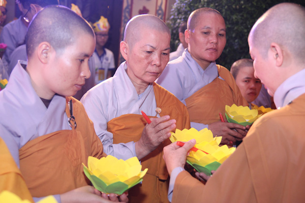 TP.HCM: Thắp sáng 7 đón hoa sen khổng lồ đón mừng Đại Lễ Phật Đản
