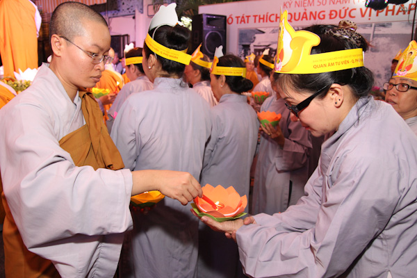 TP.HCM: Thắp sáng 7 đón hoa sen khổng lồ đón mừng Đại Lễ Phật Đản