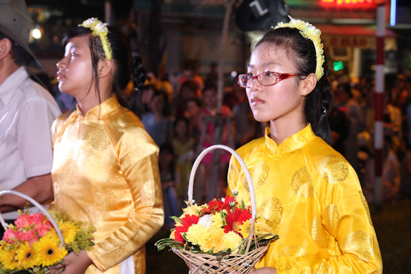 TP.HCM: Thắp sáng 7 đón hoa sen khổng lồ đón mừng Đại Lễ Phật Đản