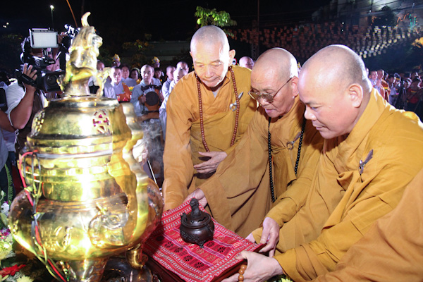 TP.HCM: Thắp sáng 7 đón hoa sen khổng lồ đón mừng Đại Lễ Phật Đản
