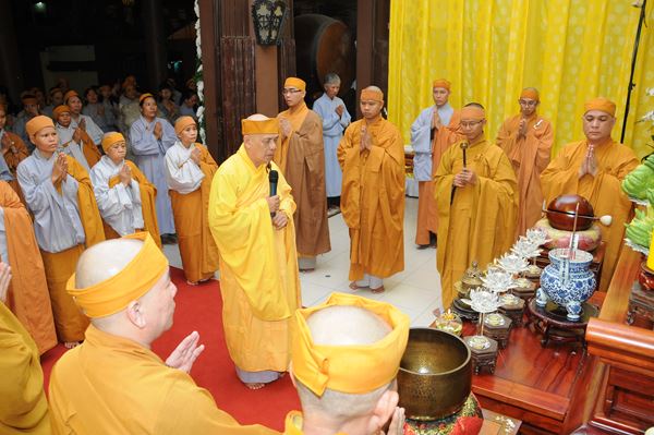 Các Phái Đoàn Kính Viếng Giác Linh Đại Lão Hòa Thượng Phương Trượng Chùa Long Bửu ngày